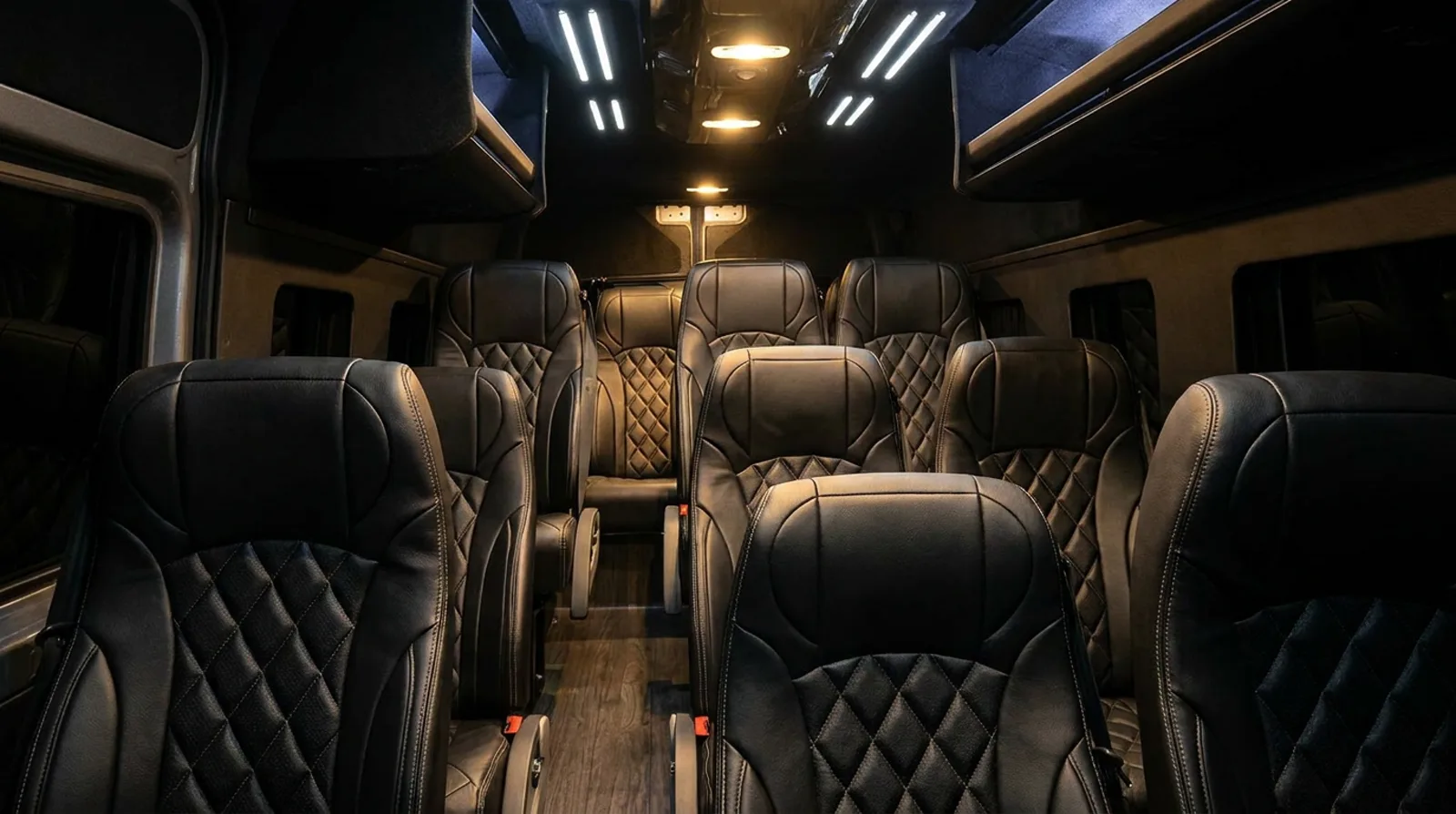 Interior real de la van ViVIP: asientos de piel con costura de diamante e iluminación ambiental